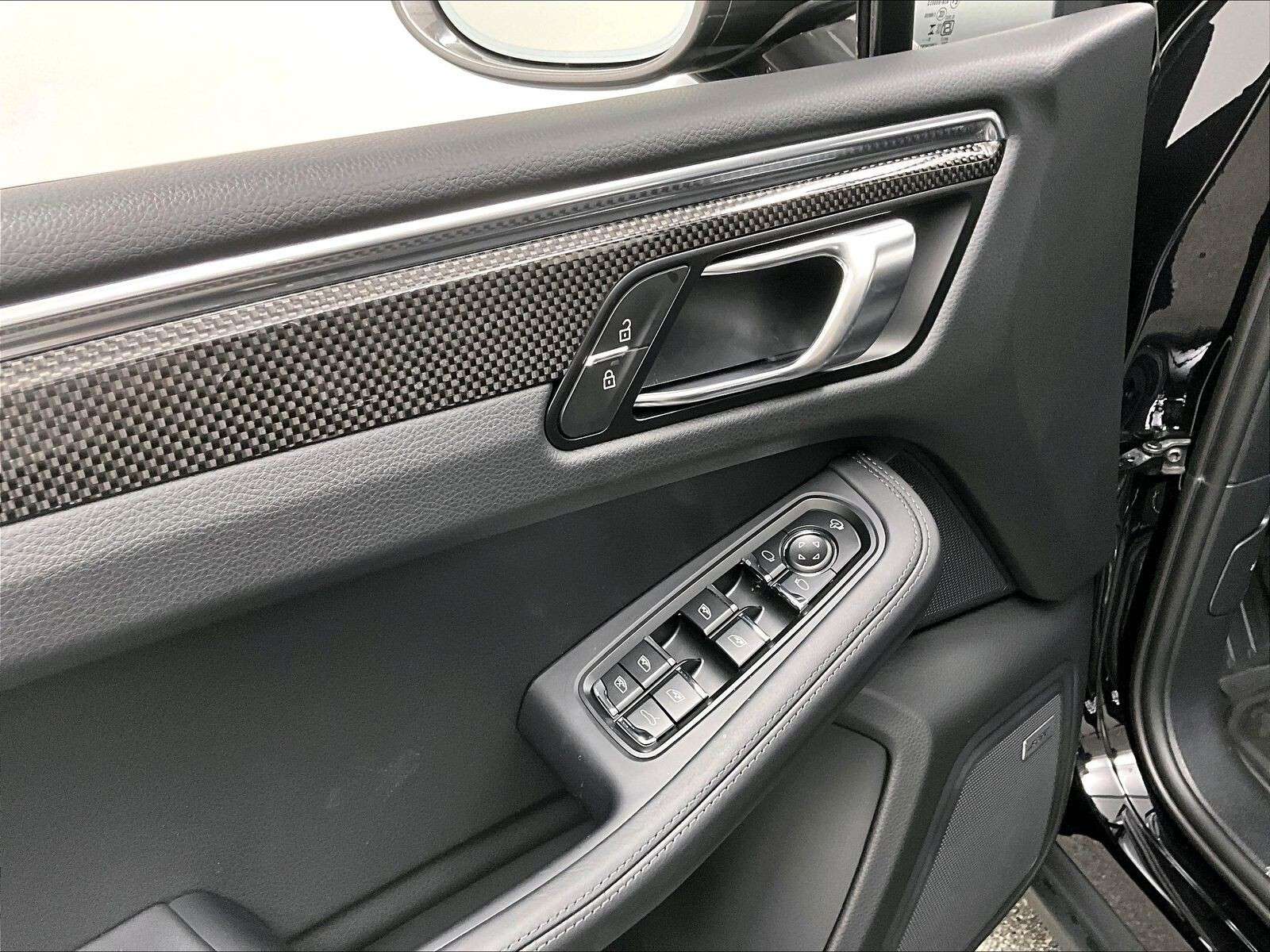 2026 Porsche Macan T thumb 18