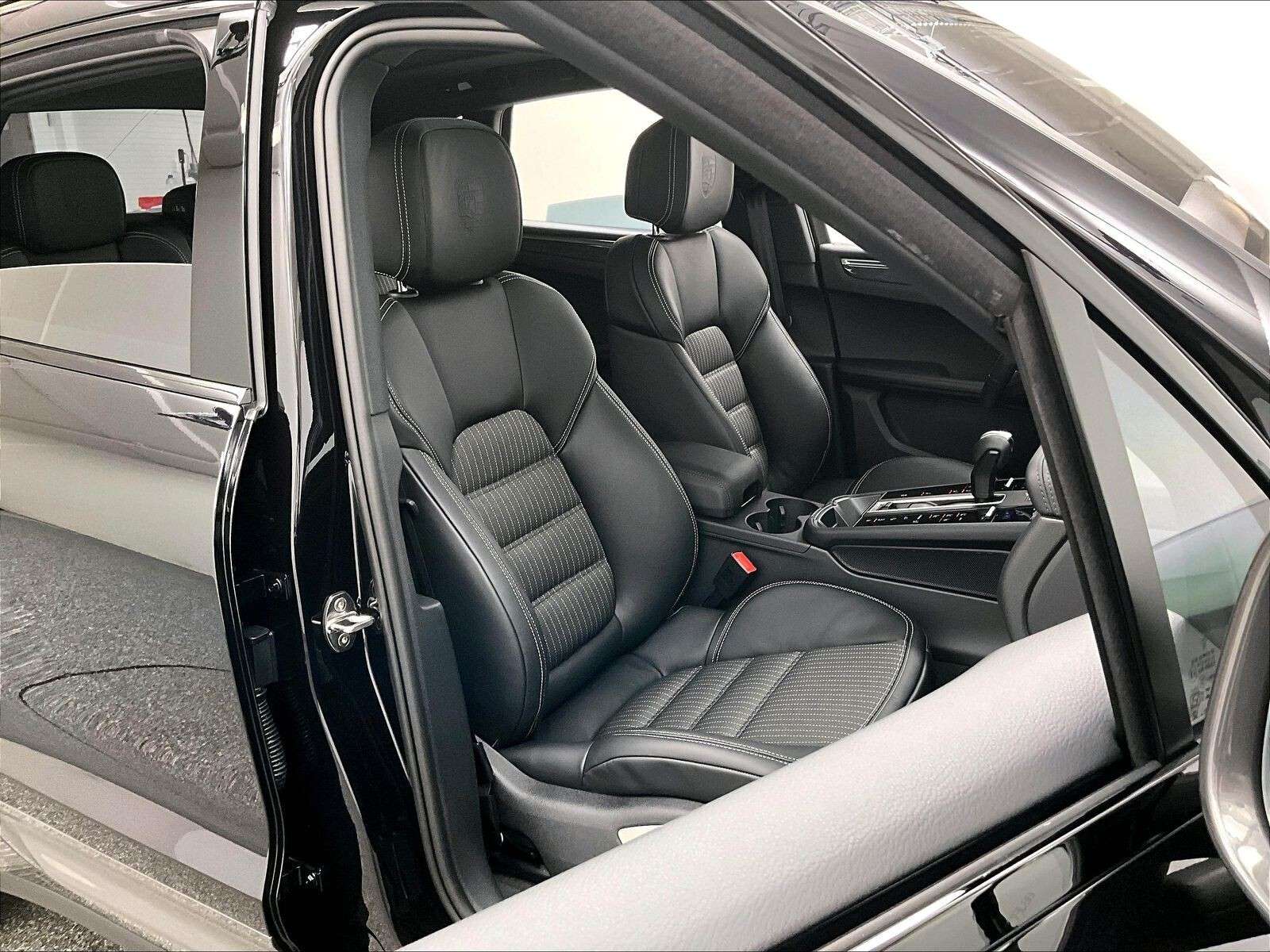 2026 Porsche Macan T thumb 14