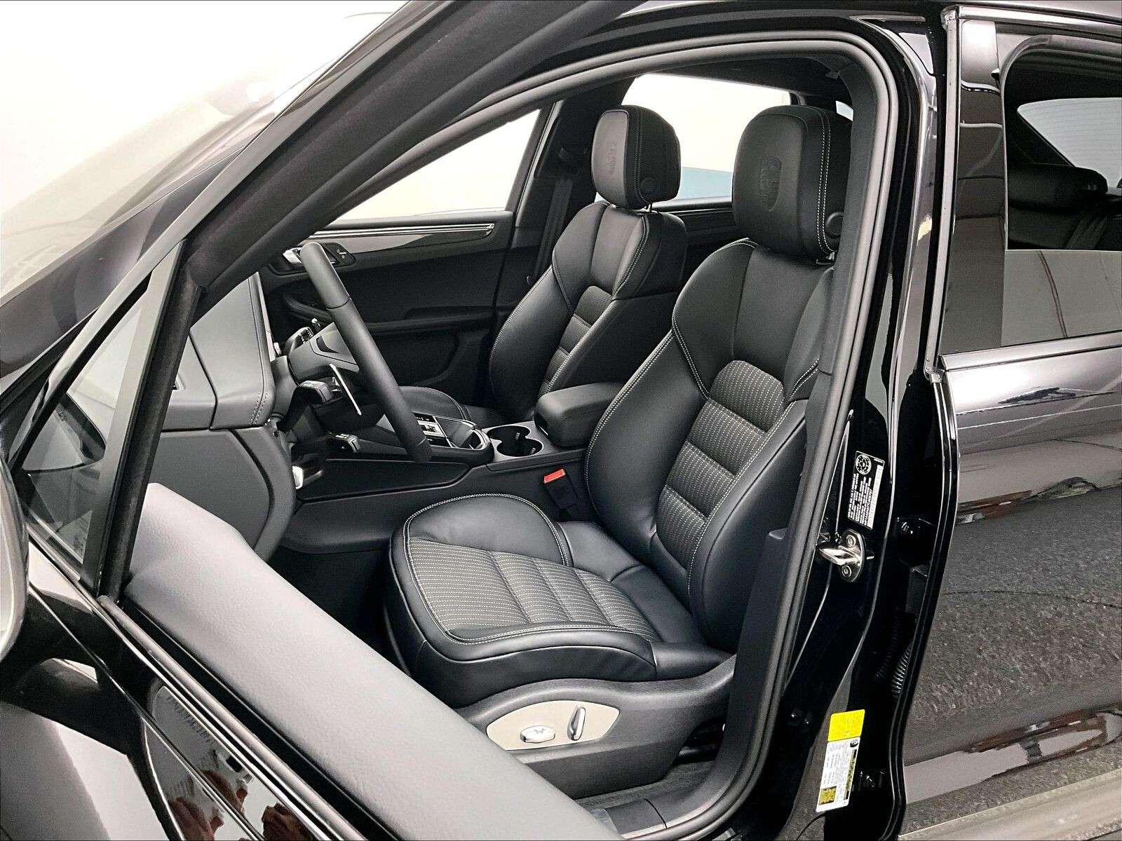 2026 Porsche Macan T thumb 12