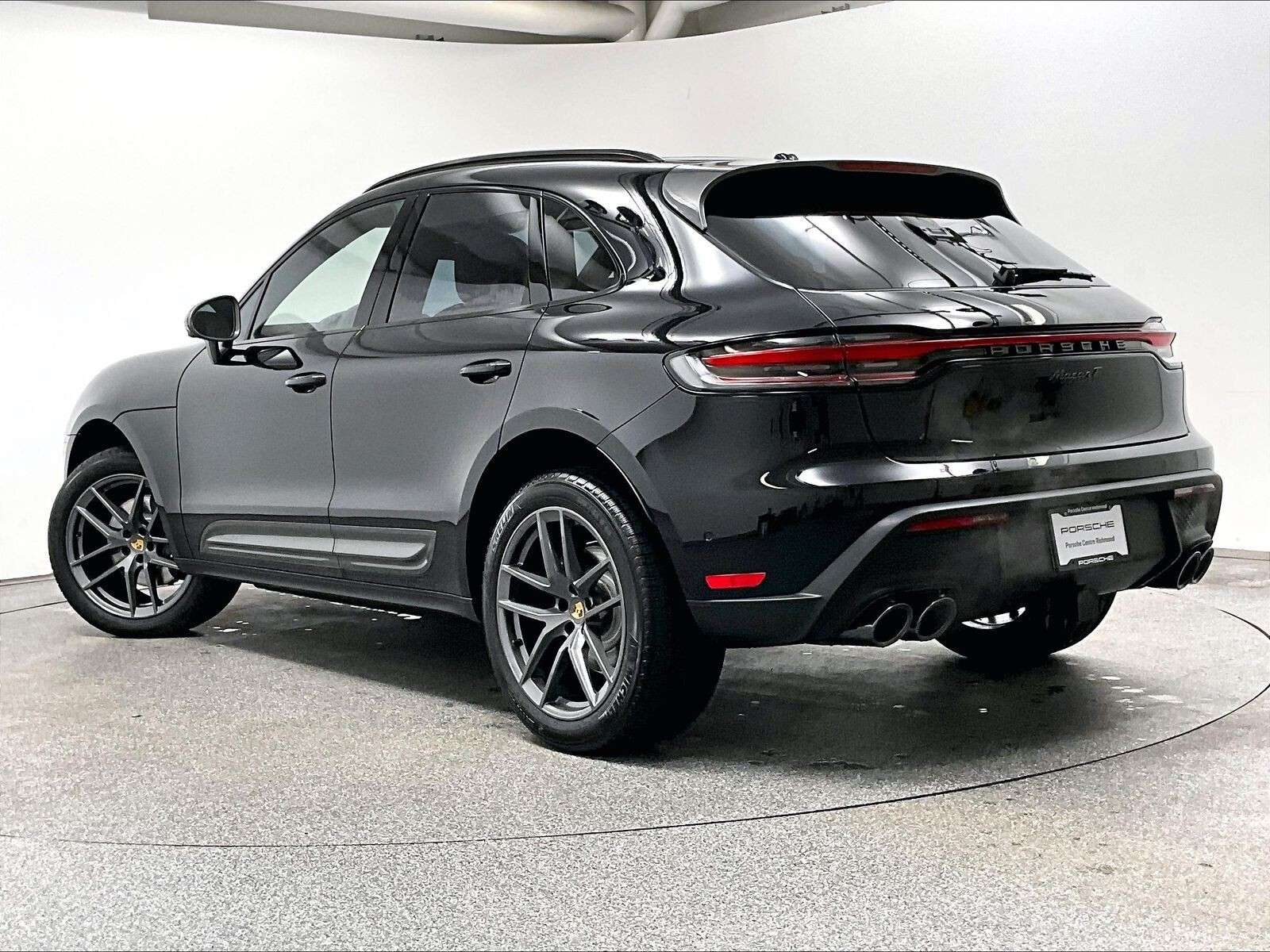 2026 Porsche Macan T thumb 7