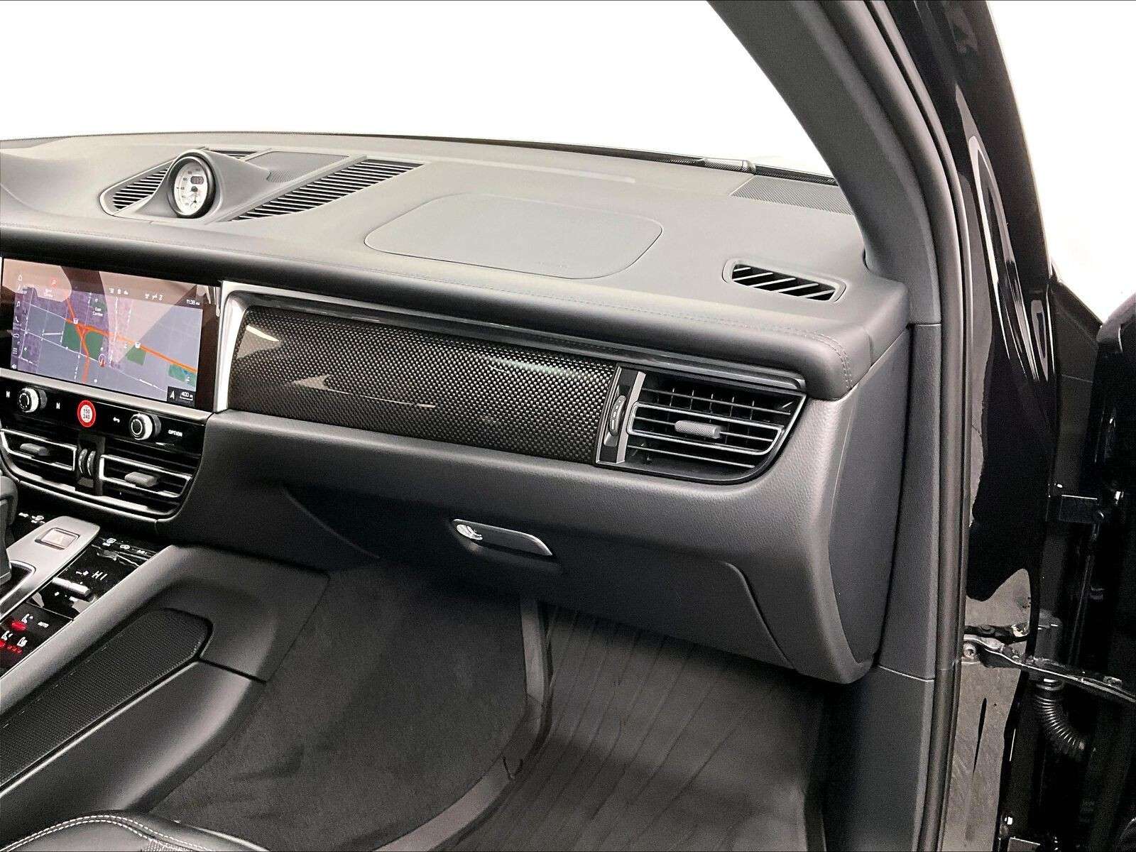2026 Porsche Macan T thumb 26