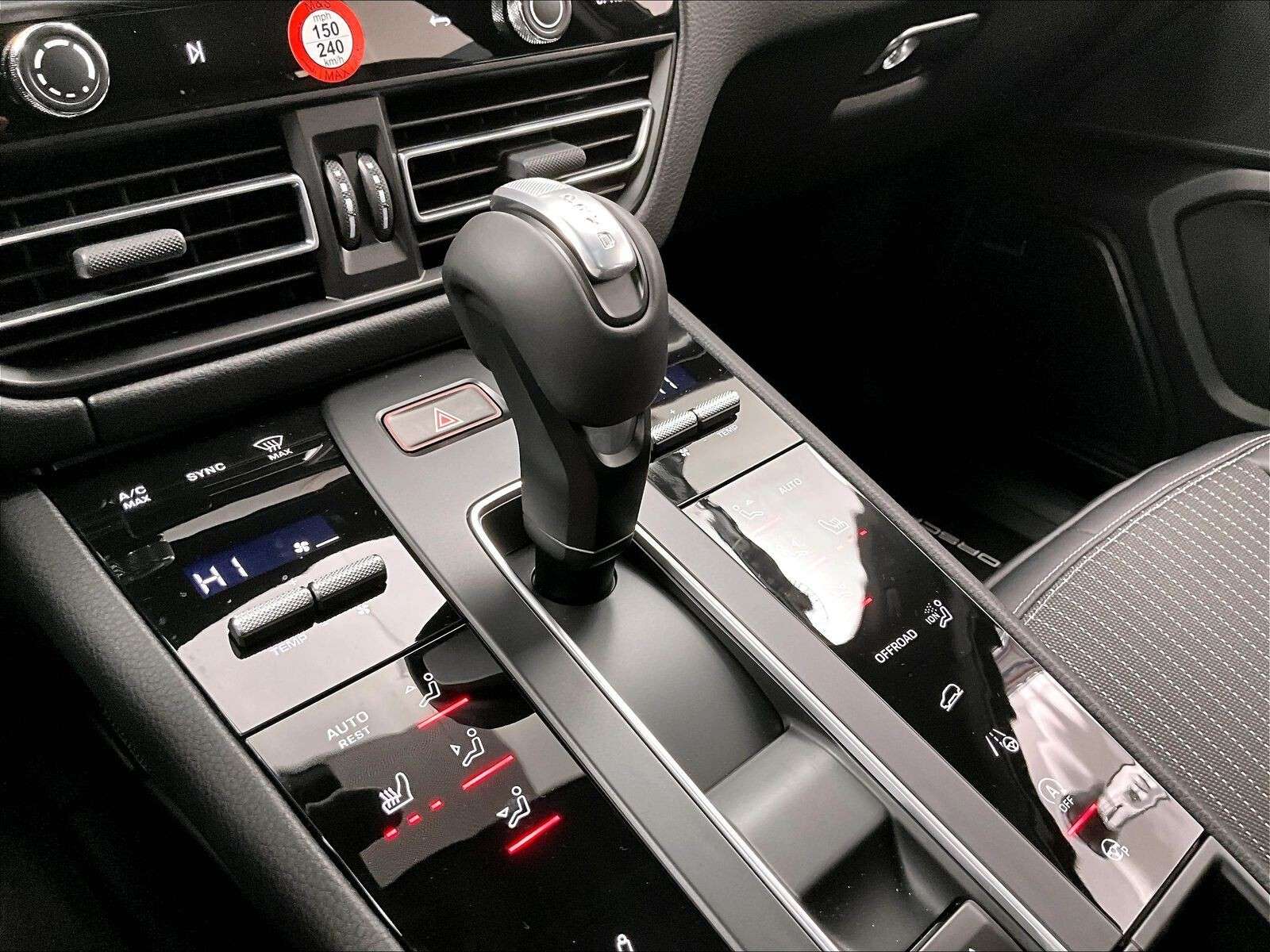 2026 Porsche Macan T thumb 22