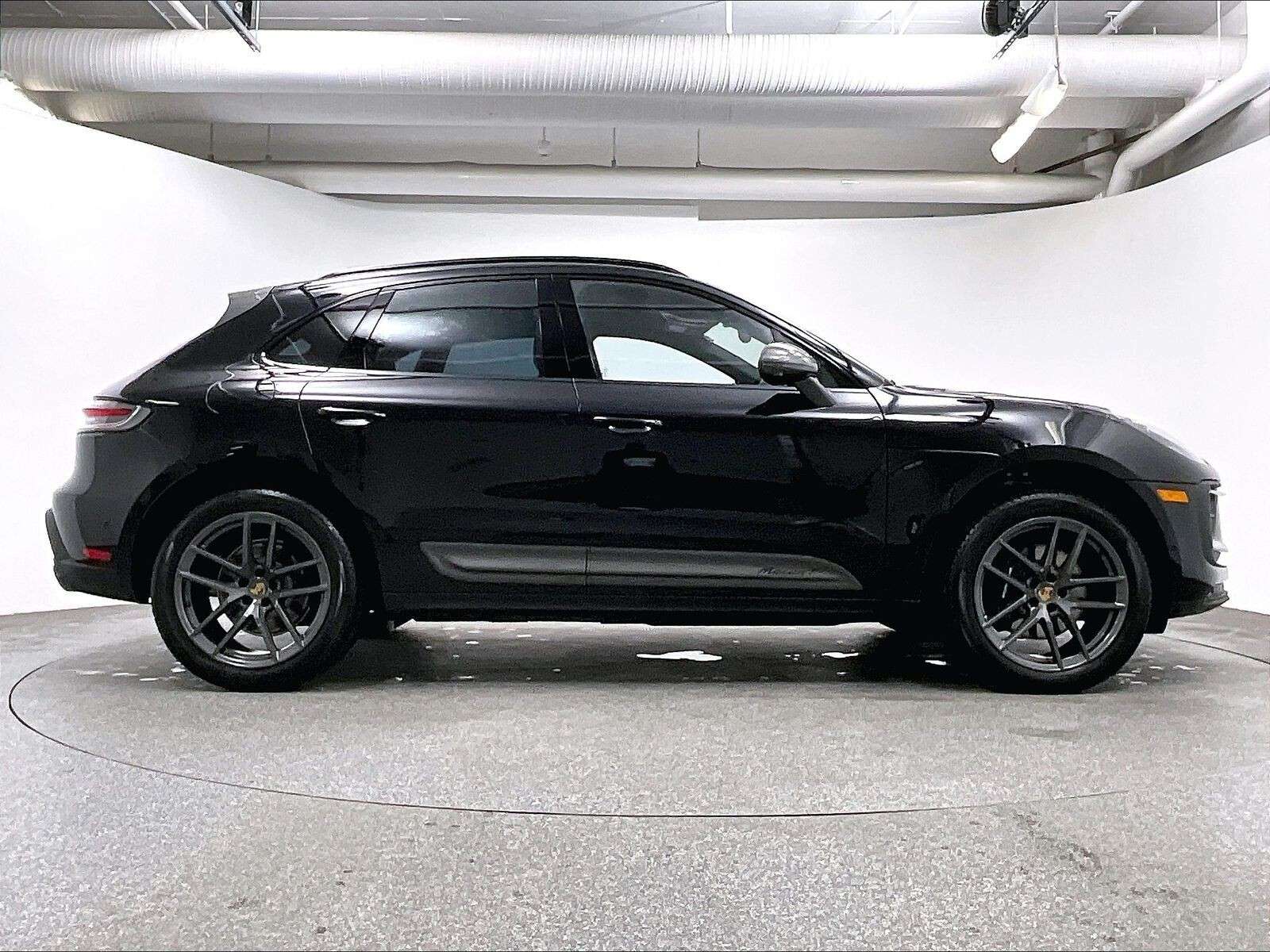 2026 Porsche Macan T alt 4
