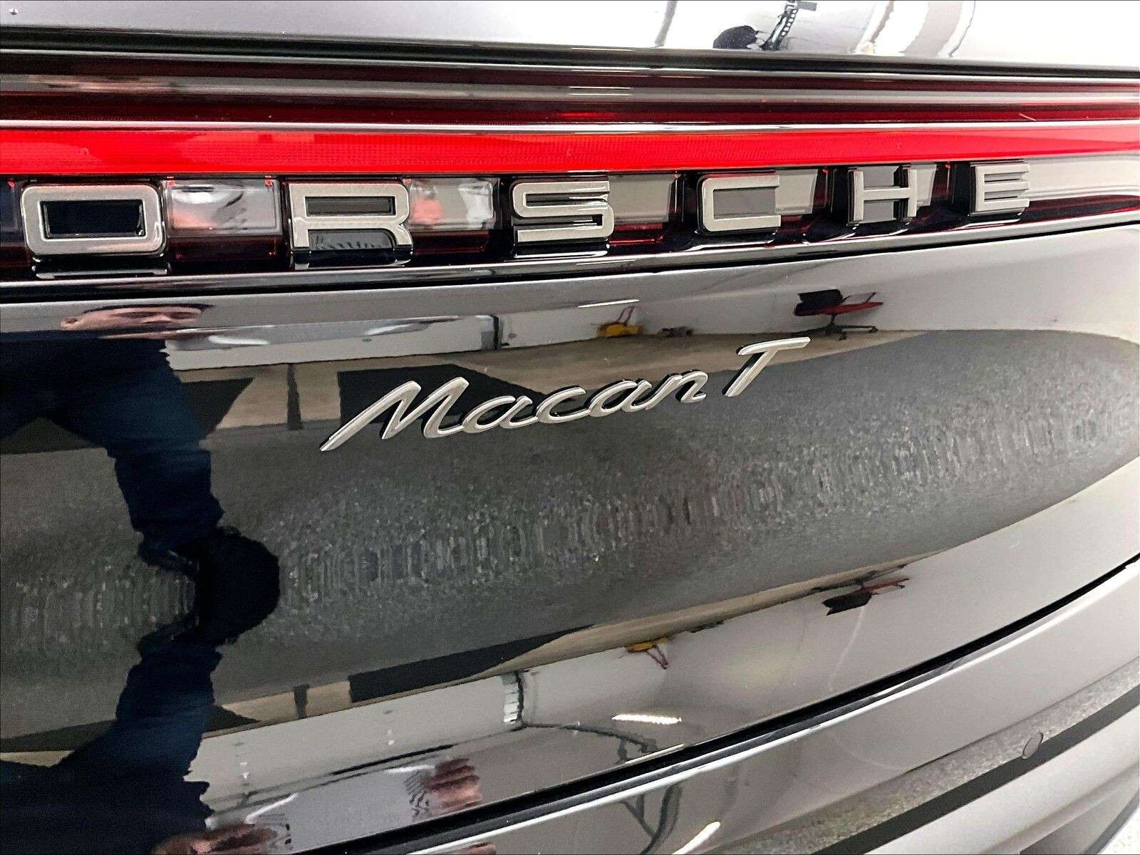 2026 Porsche Macan T thumb 36
