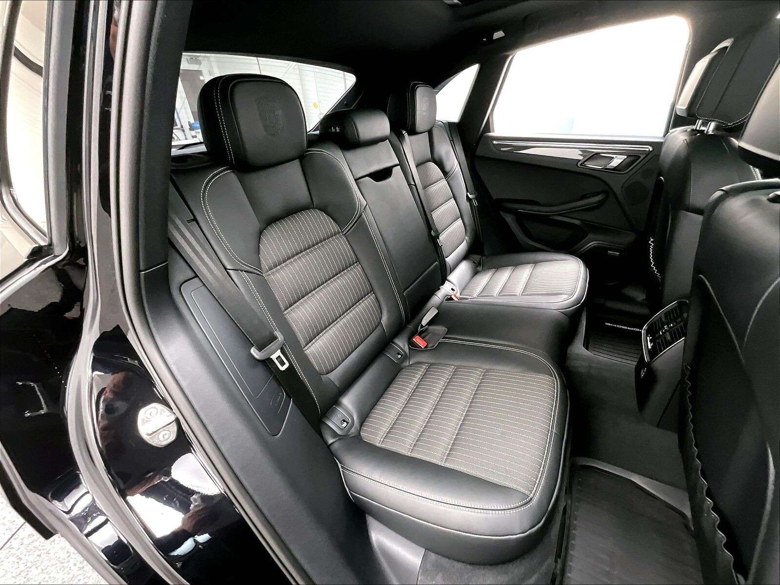 2026 Porsche Macan T thumb 16