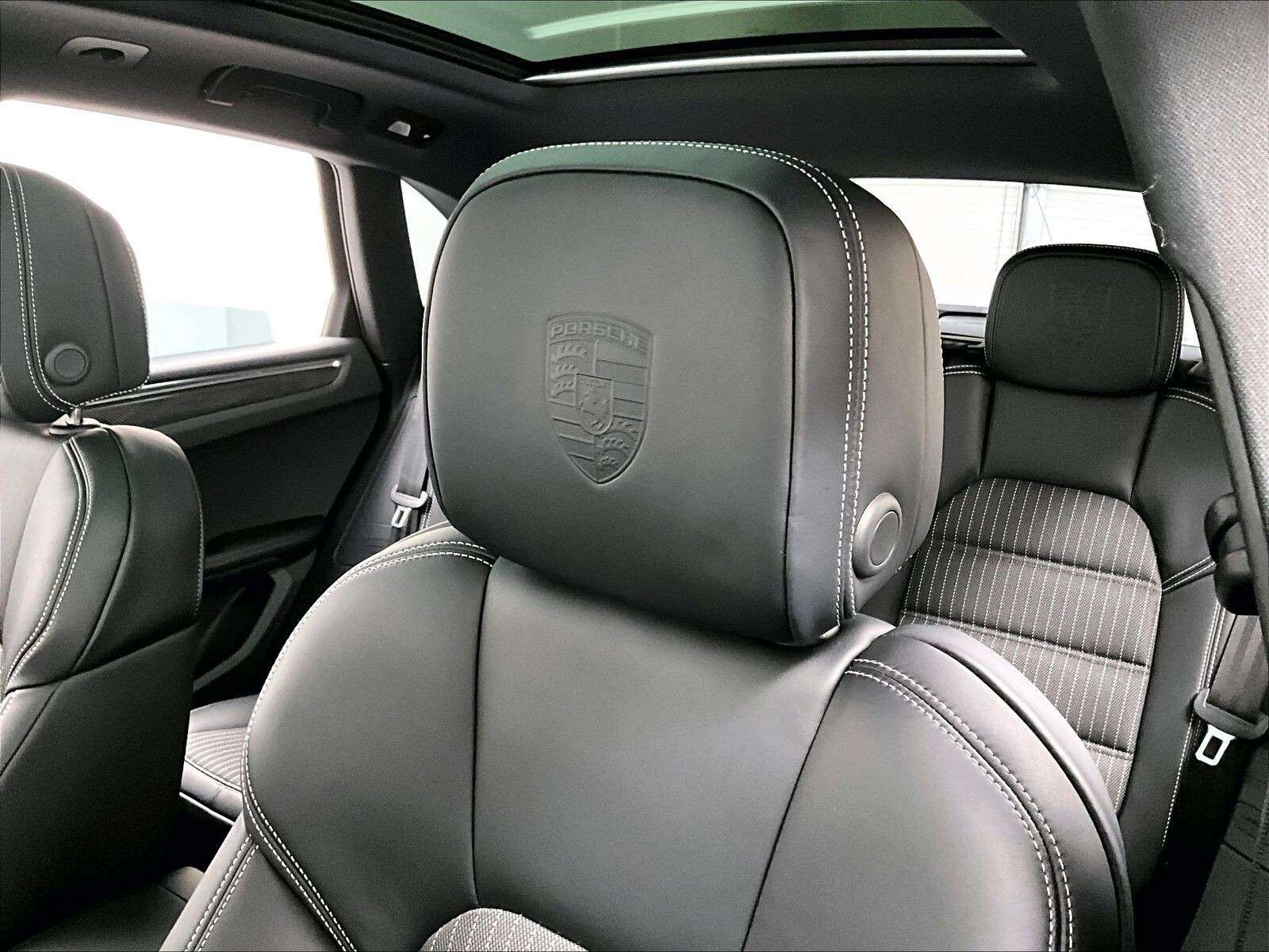 2026 Porsche Macan T thumb 13