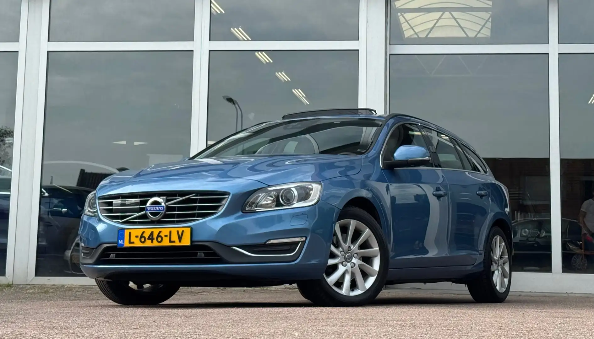 Volvo V60 2.0 D3 Summum Schuif/kanteldak Leer Xenon Trekhaak Blauw - 1