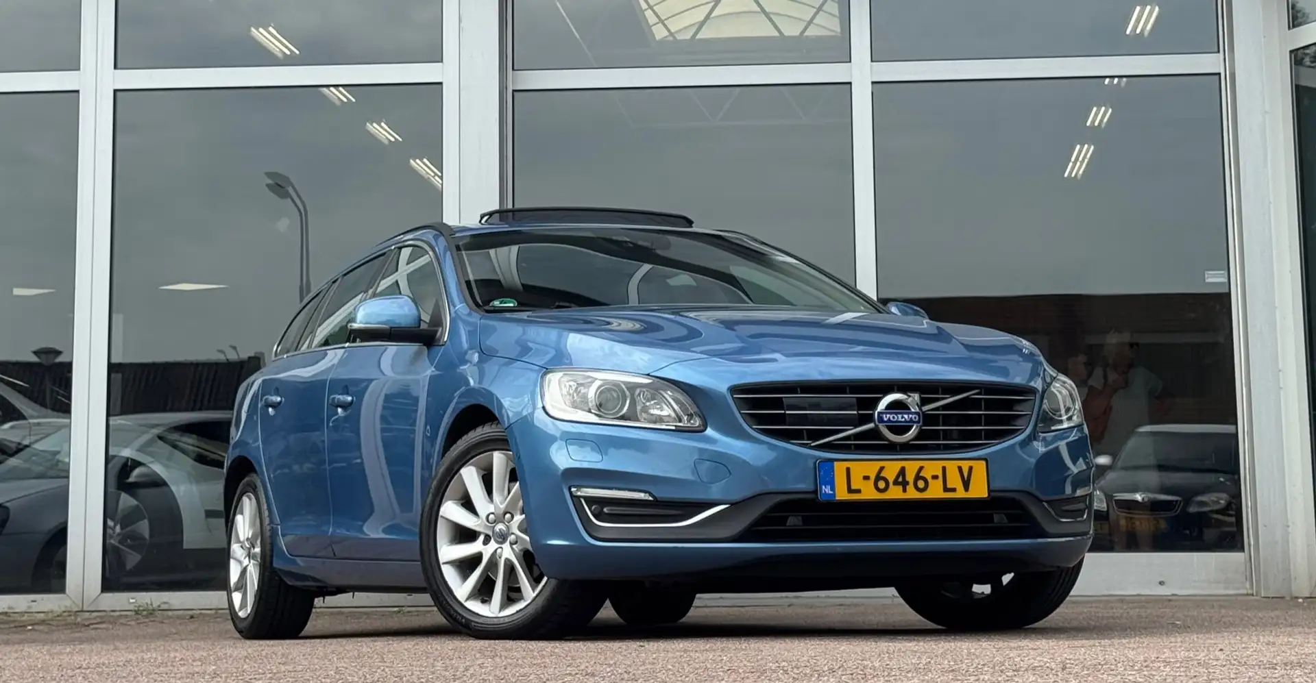 Volvo V60 2.0 D3 Summum Schuif/kanteldak Leer Xenon Trekhaak Blauw - 2