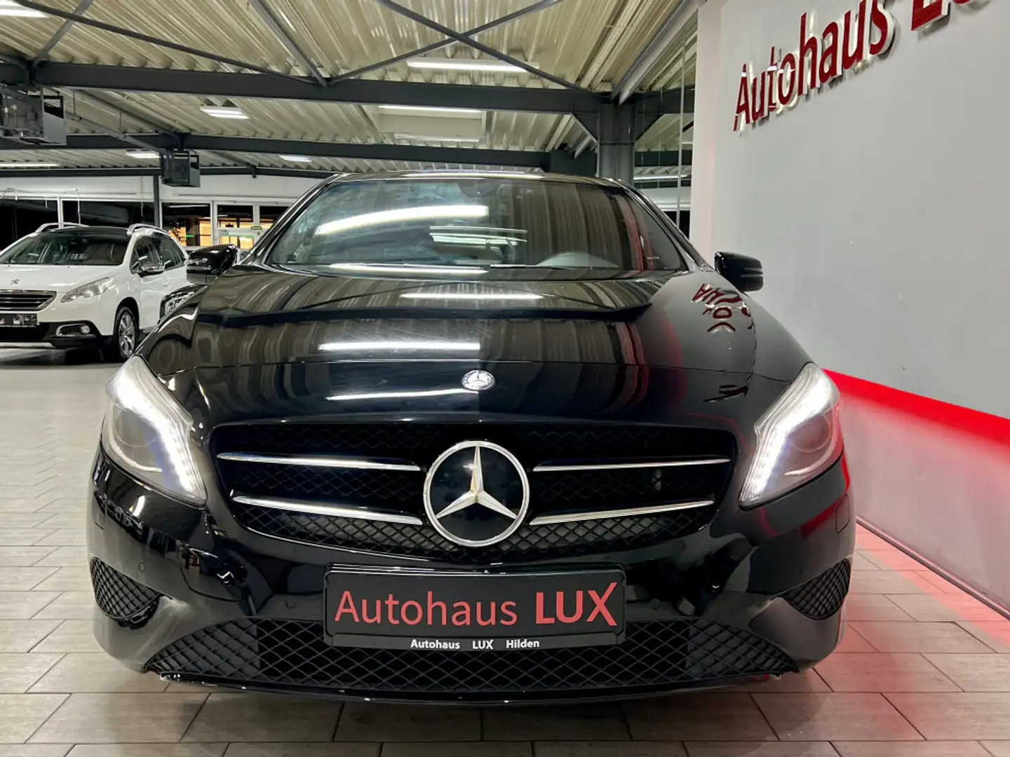 Mercedes-Benz A 180 BENZIN*BIXENON*STZH*STYLE*PARK ASSIST*2.HAND Schwarz - 2