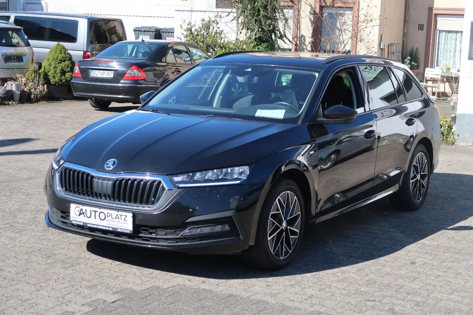Skoda Octavia Combi 2.0TDI Clever 4x4 *ACC *MASSAGE Schwarz - 2