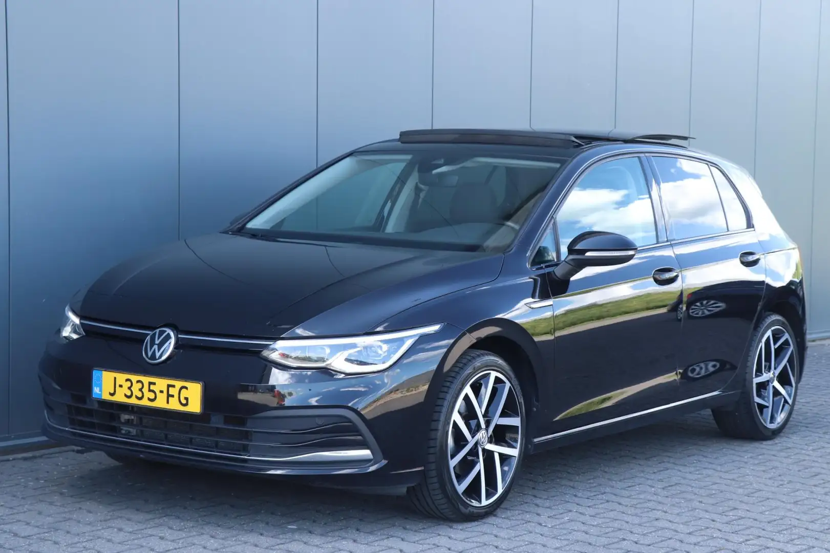 Volkswagen Golf 1.5 eTSI Style | PANO - IQ. LIGHT - NAP - VOL! Zwart - 1