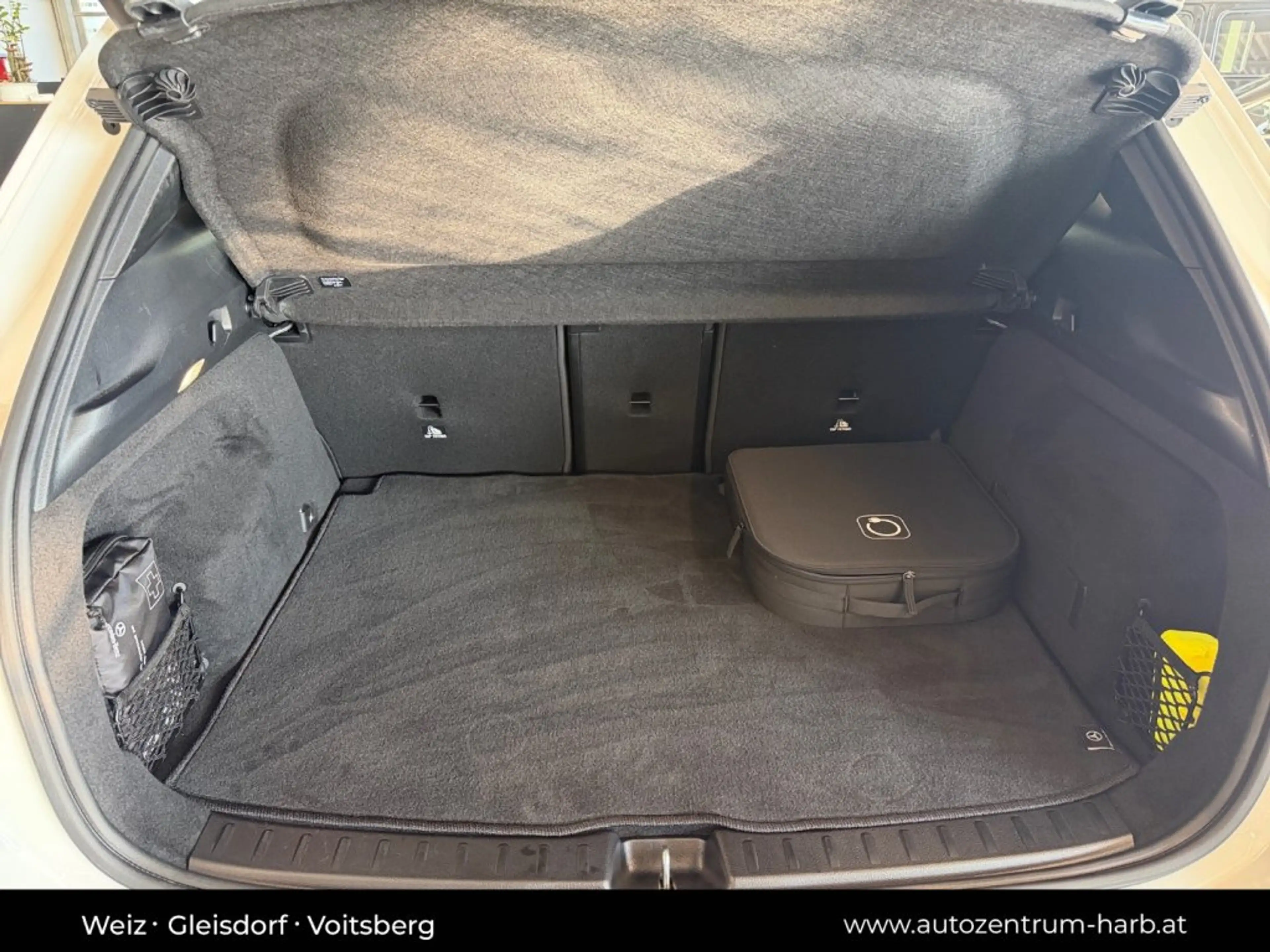 Mercedes-Benz EQA 300 4matic — photo 14