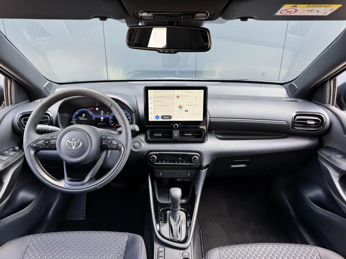Toyota Yaris 1.5 Hybrid 130 Executive | Nieuw op voorraad | PDC Vert - 2