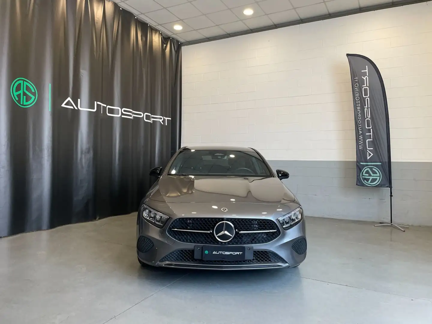 Mercedes-Benz A 180 A 180 Automatic Advanced Progressive Grau - 2