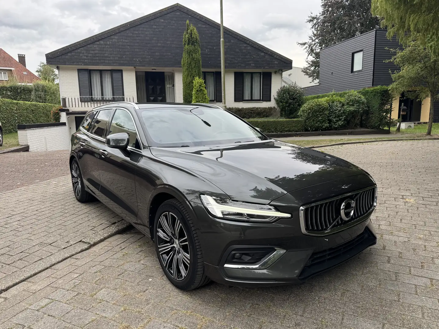 Volvo V60 T6 MildTwin Engine Geartronic Momentum Pr 51.000km Gris - 1