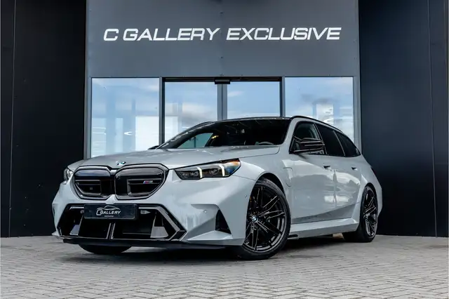 BMW M5 view 3