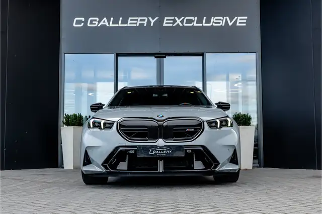 BMW M5 view 2