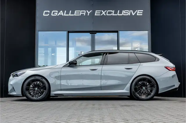 BMW M5 view 4