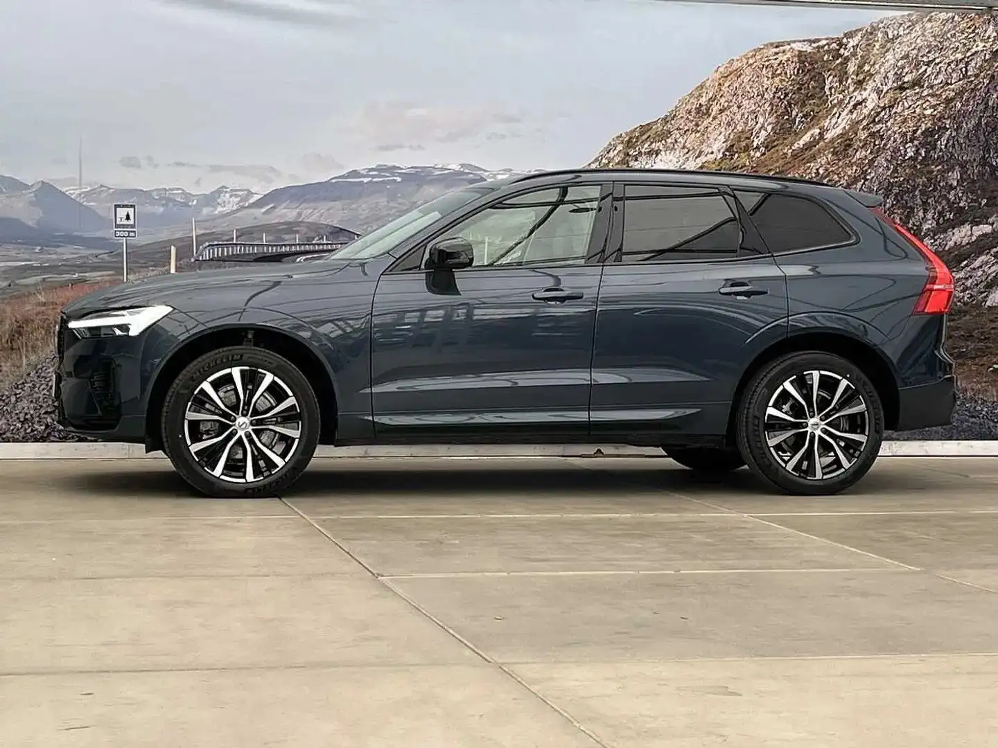 Volvo XC60 B4 PLUS DARK/PANO/E-SEAT/ASSIST/CONNECT/PDC/LED Grigio - 2