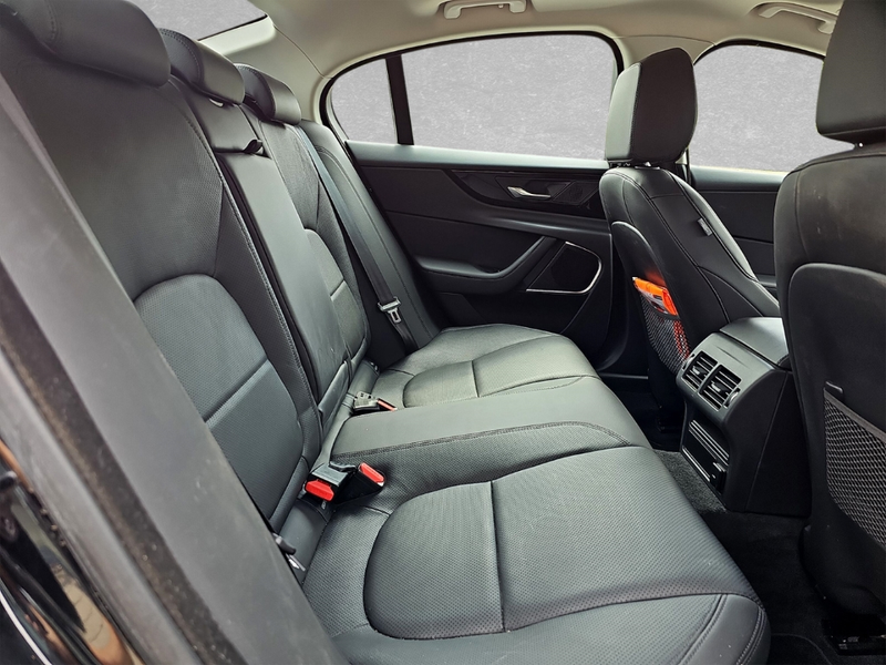 Jaguar XE D200 SE — photo 6