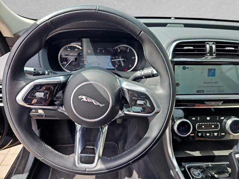 Jaguar XE D200 SE — photo 13