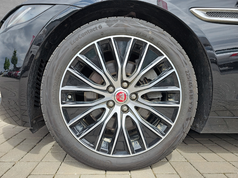 Jaguar XE D200 SE — photo 10