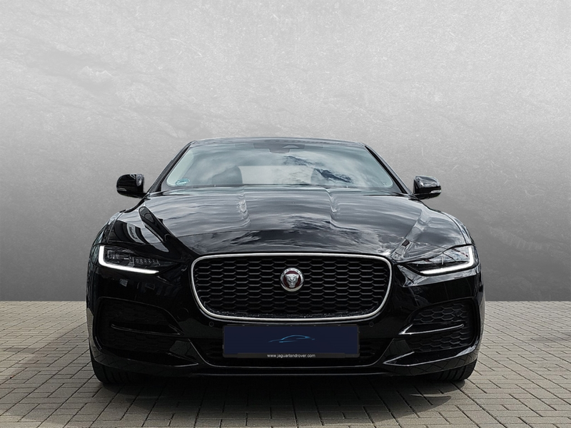 Jaguar XE D200 SE — photo 9