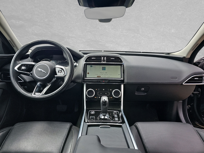 Jaguar XE D200 SE — photo 5