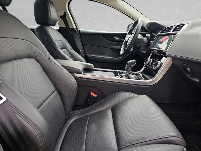 Jaguar XE D200 SE — photo 4