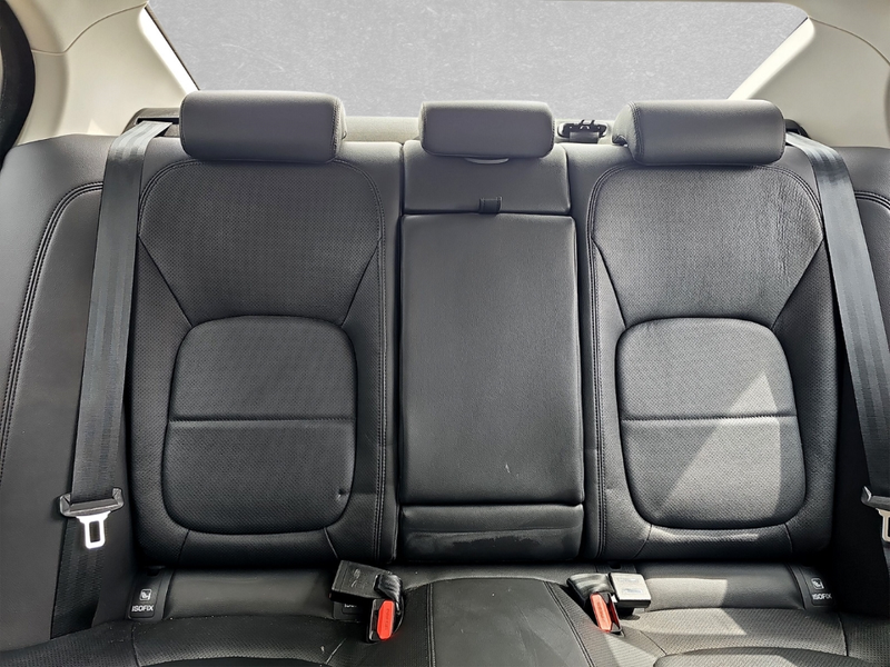 Jaguar XE D200 SE — photo 11