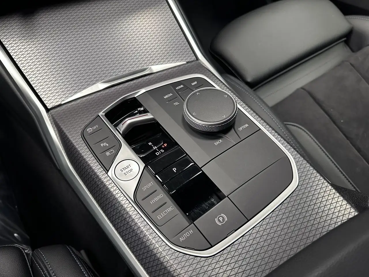 BMW 320 320e*PHEV*M-SPORT*HARMAN/K*HUD*LAGE BIV!*, миниатюра 25