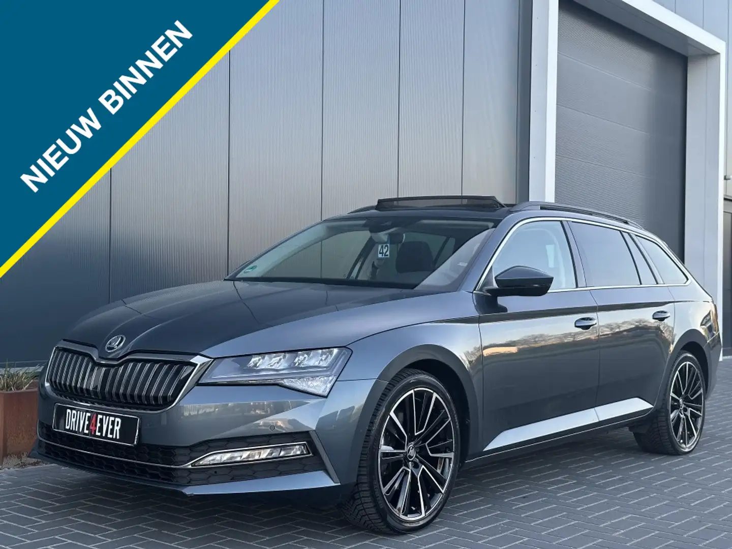 Skoda Superb Combi 1.4 TSI iV Sp. Bns TREKHAAK PANO NAVI CR CON Grijs - 1