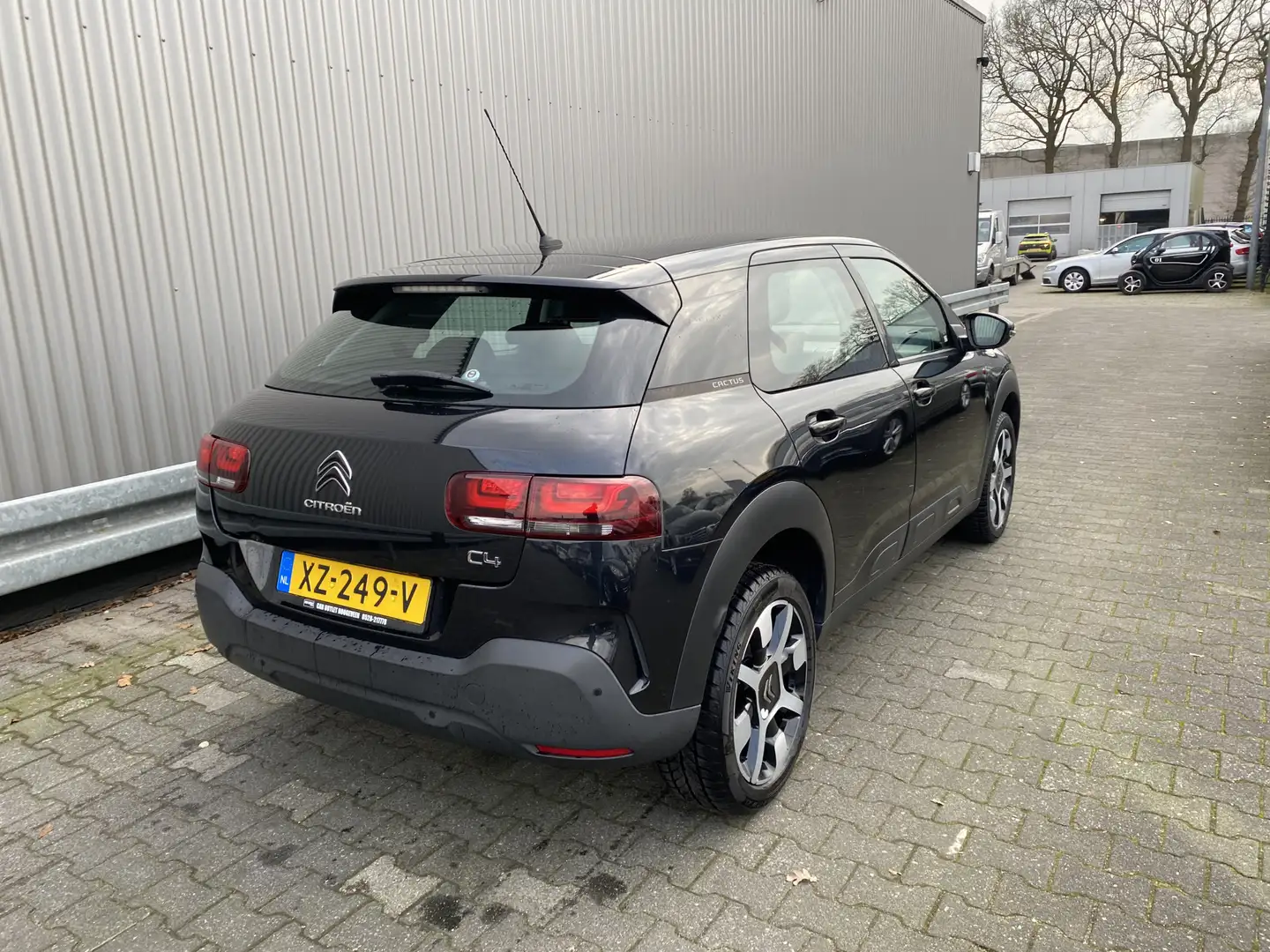 Citroen C4 Cactus 1.2 PureTech Feel Clima, CC, Navi, PDC & Cam, LM, Schwarz - 2