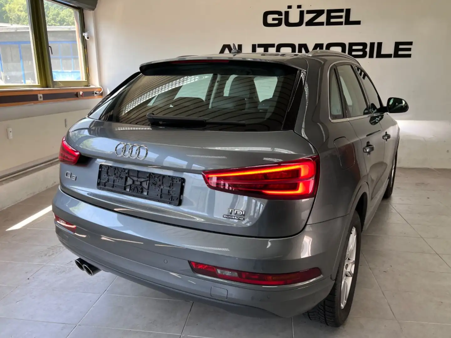 Audi Q3 SPORT quattro/AUT/LEDER/AHK/LED/PDC/NAVI/PDC Grau - 1