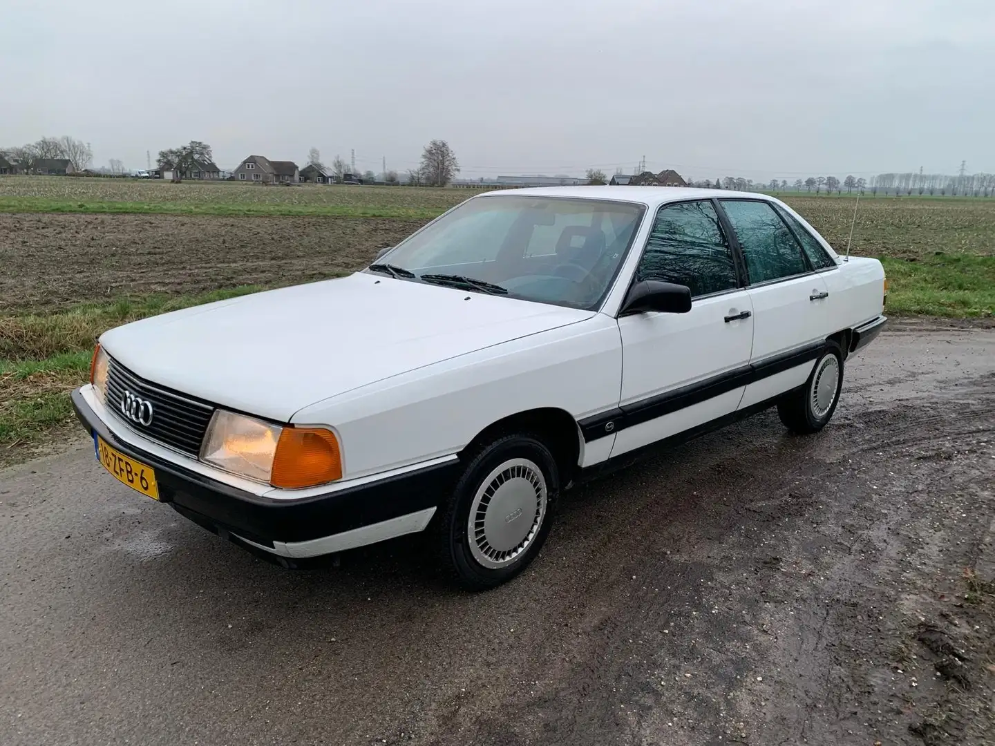 Audi 100 1.8 Білий - 1