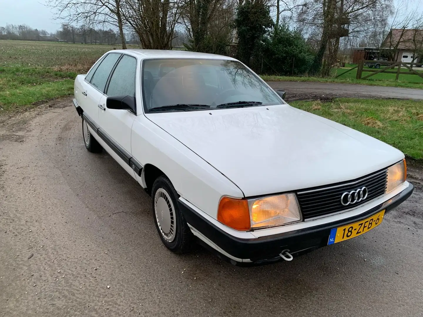 Audi 100 1.8 Білий - 2