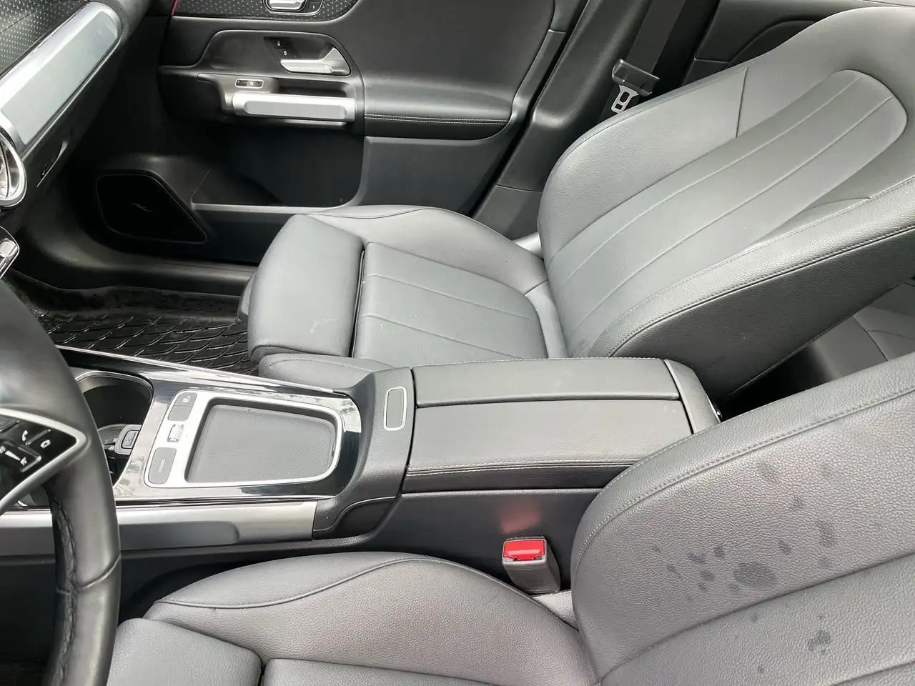 Mercedes-Benz GLB снимка Mercedes-Benz GLB