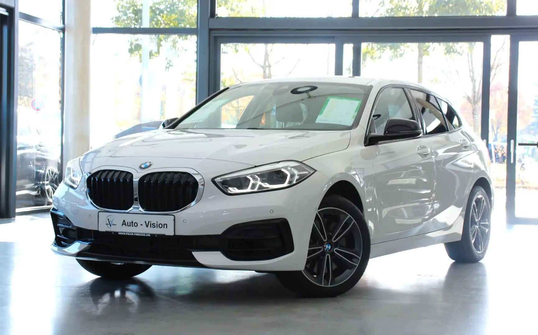 BMW 120 i (F40) Sport Line *LED*AHK*Kamera*Navi*Temp Weiß - 1