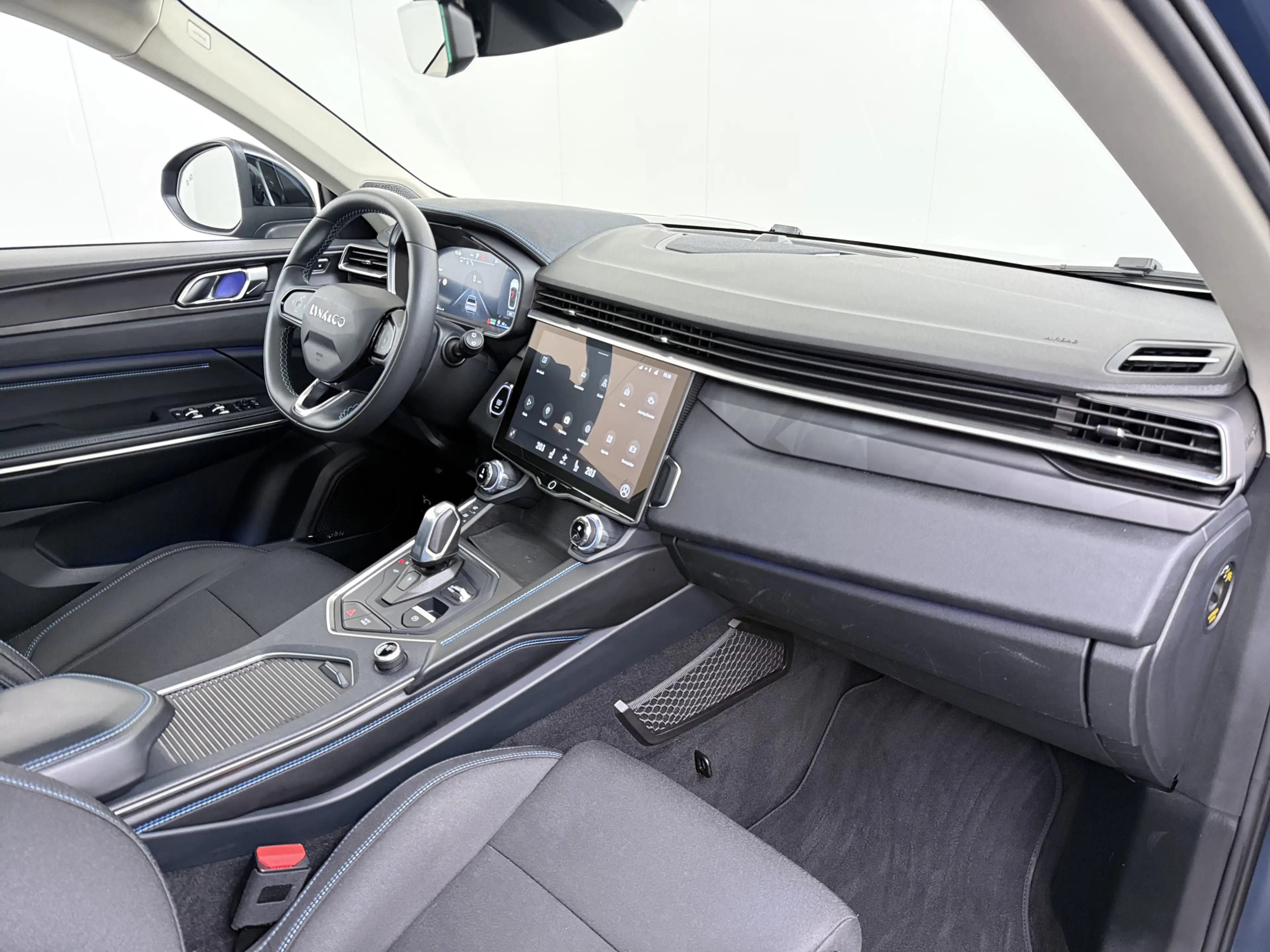Lynk & Co 01 PHEV AUT-7 261pk Pano-Schuifdak Trekhaak Lmv 20" 3 — photo 39