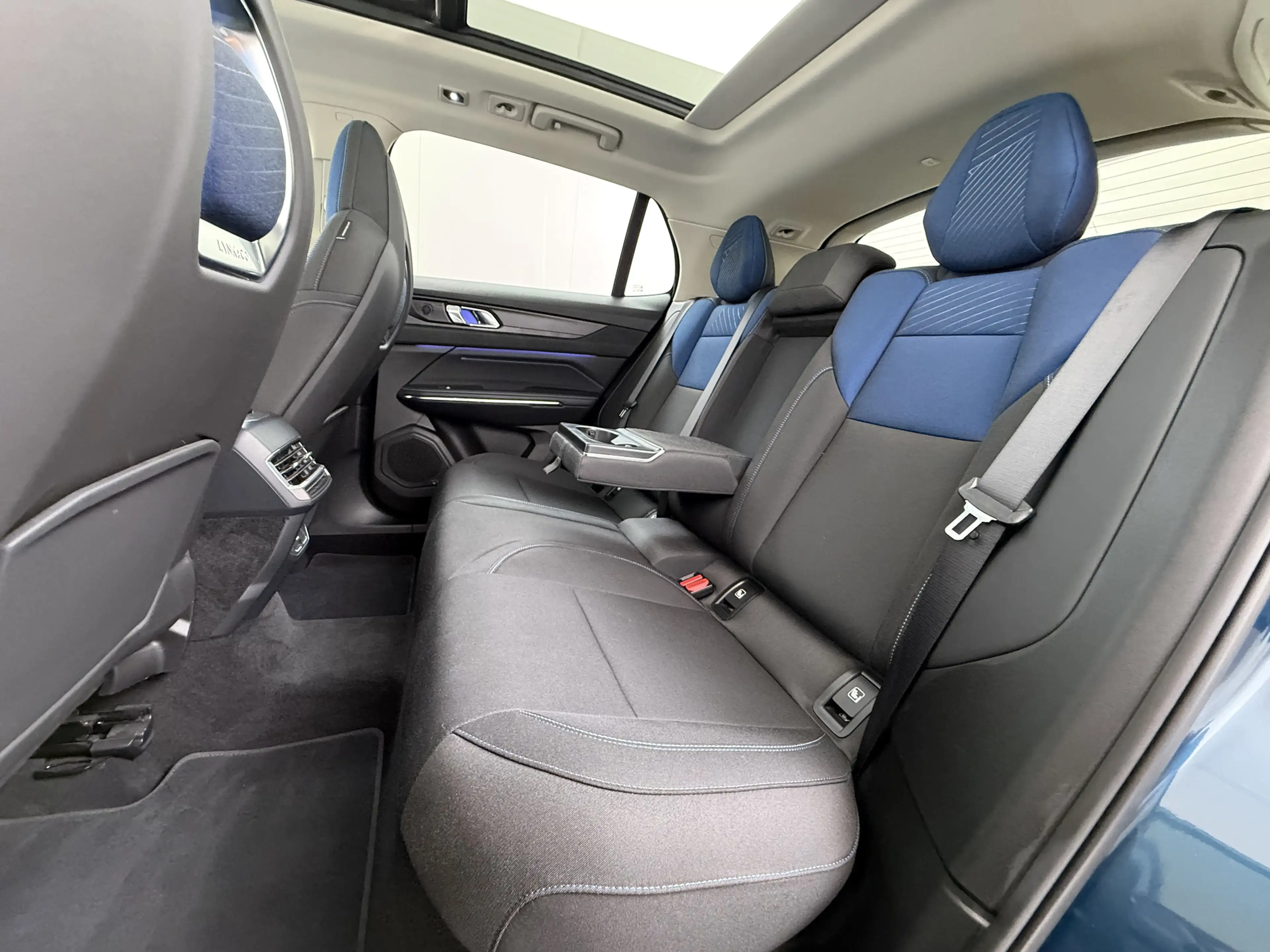 Lynk & Co 01 PHEV AUT-7 261pk Pano-Schuifdak Trekhaak Lmv 20" 3 — photo 18