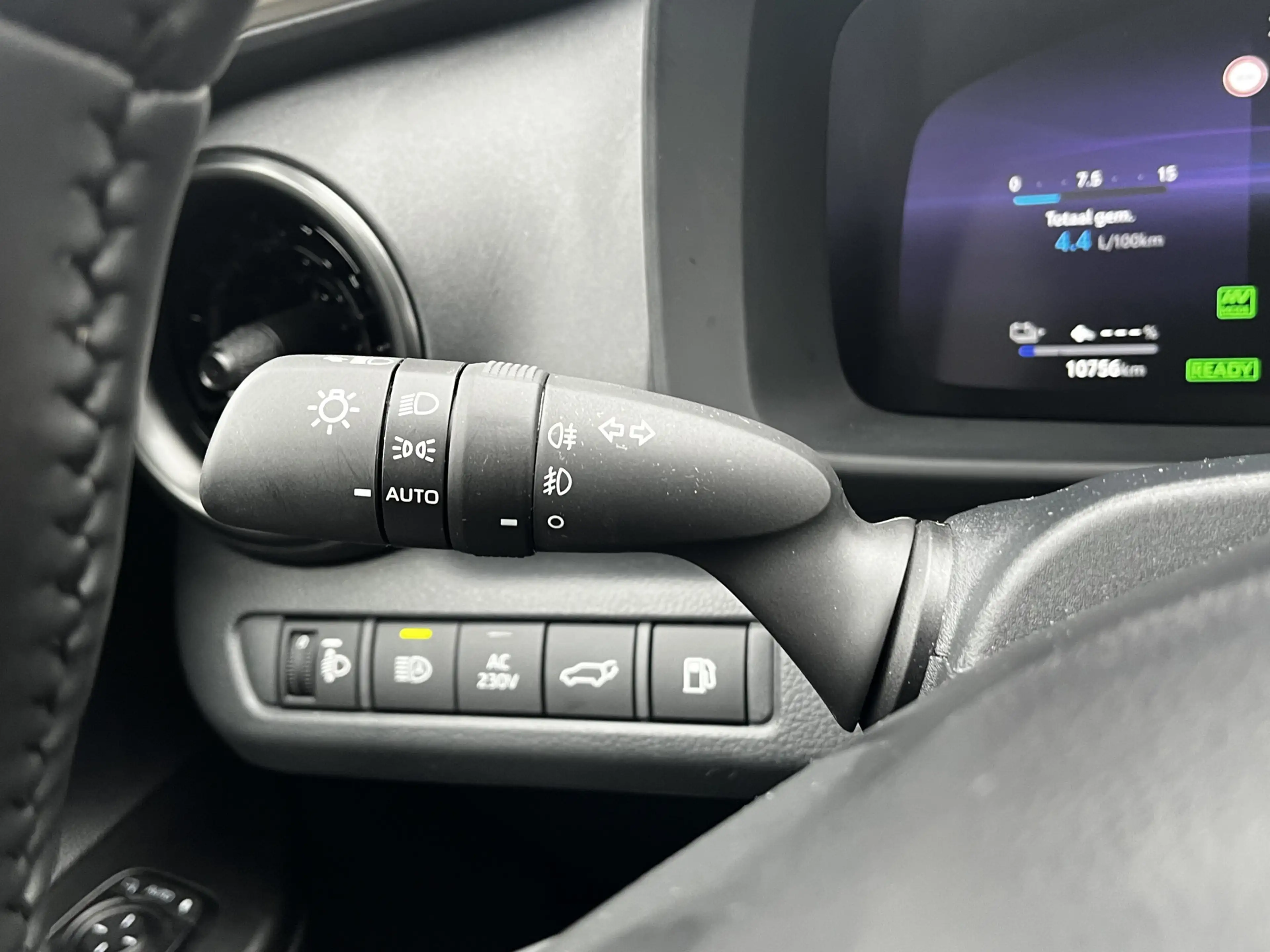 Toyota C-HR 2.0 Plug-in Hybrid 220 Executive Limited Bi-Tone — photo 24