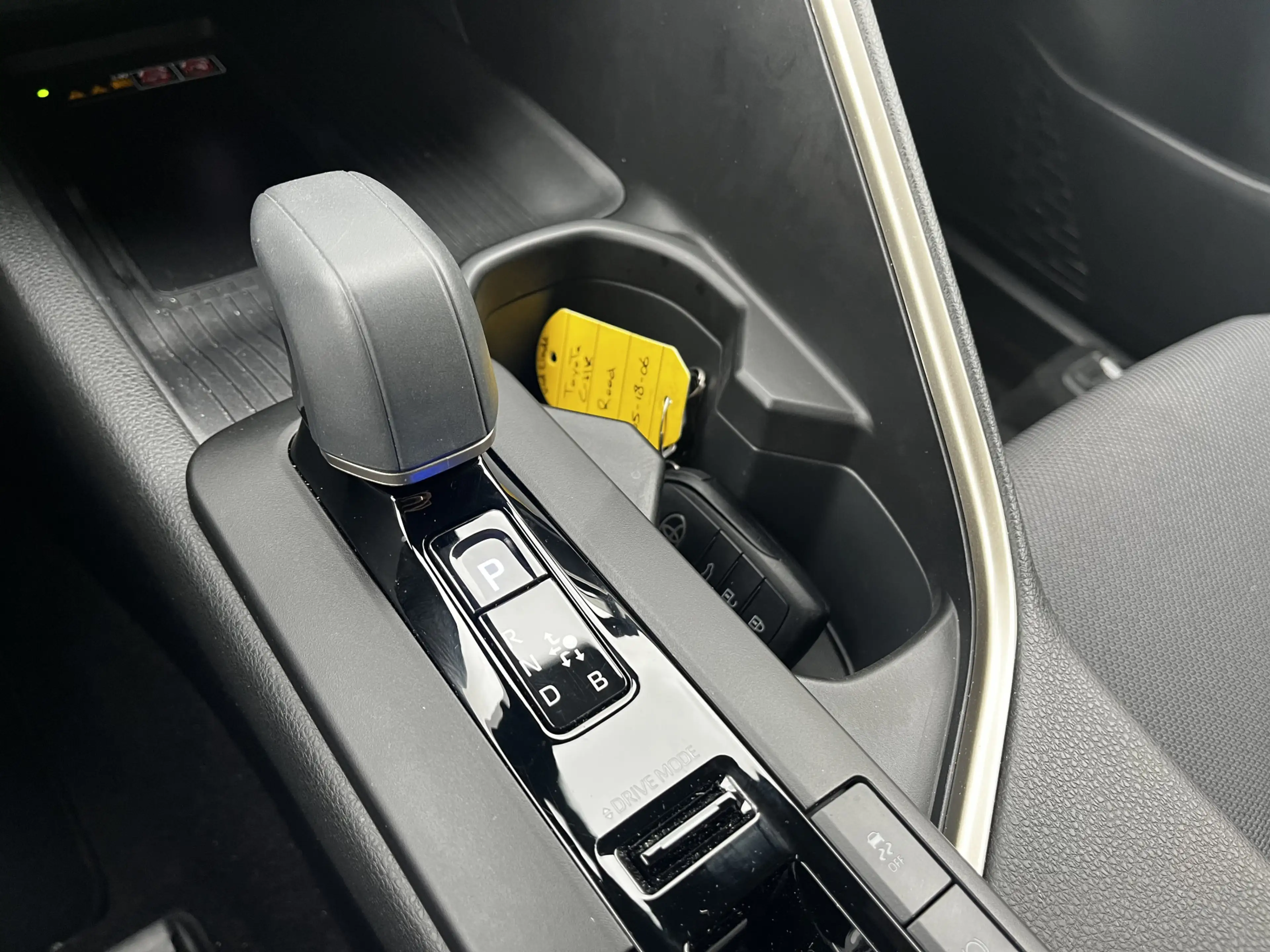 Toyota C-HR 2.0 Plug-in Hybrid 220 Executive Limited Bi-Tone — photo 21