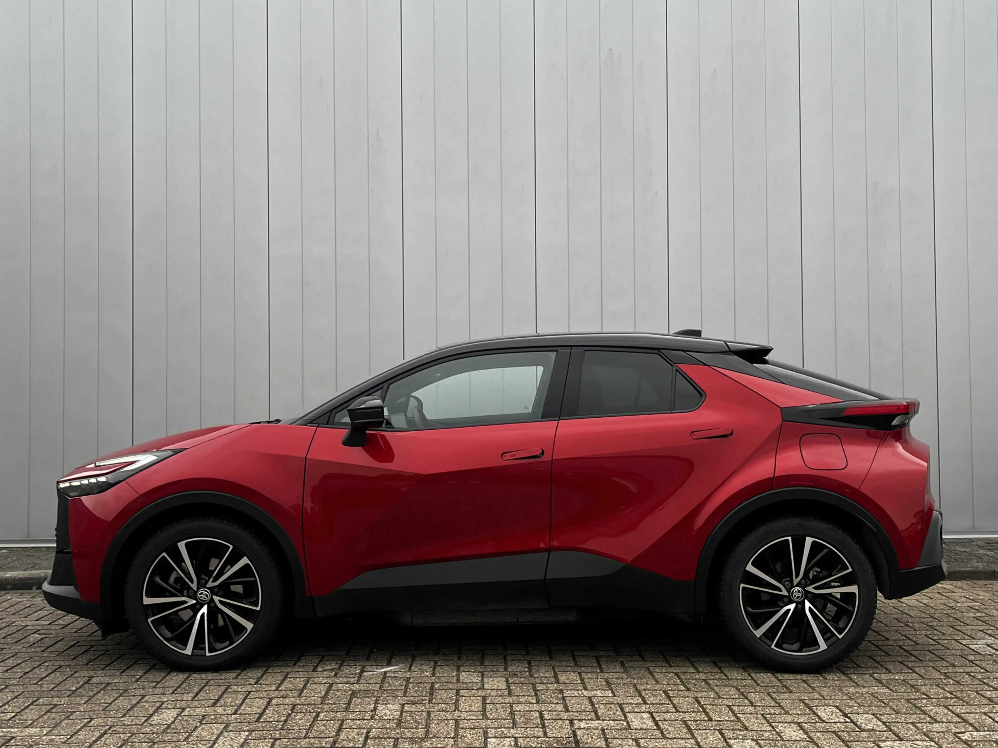 Toyota C-HR 2.0 Plug-in Hybrid 220 Executive Limited Bi-Tone — photo 2