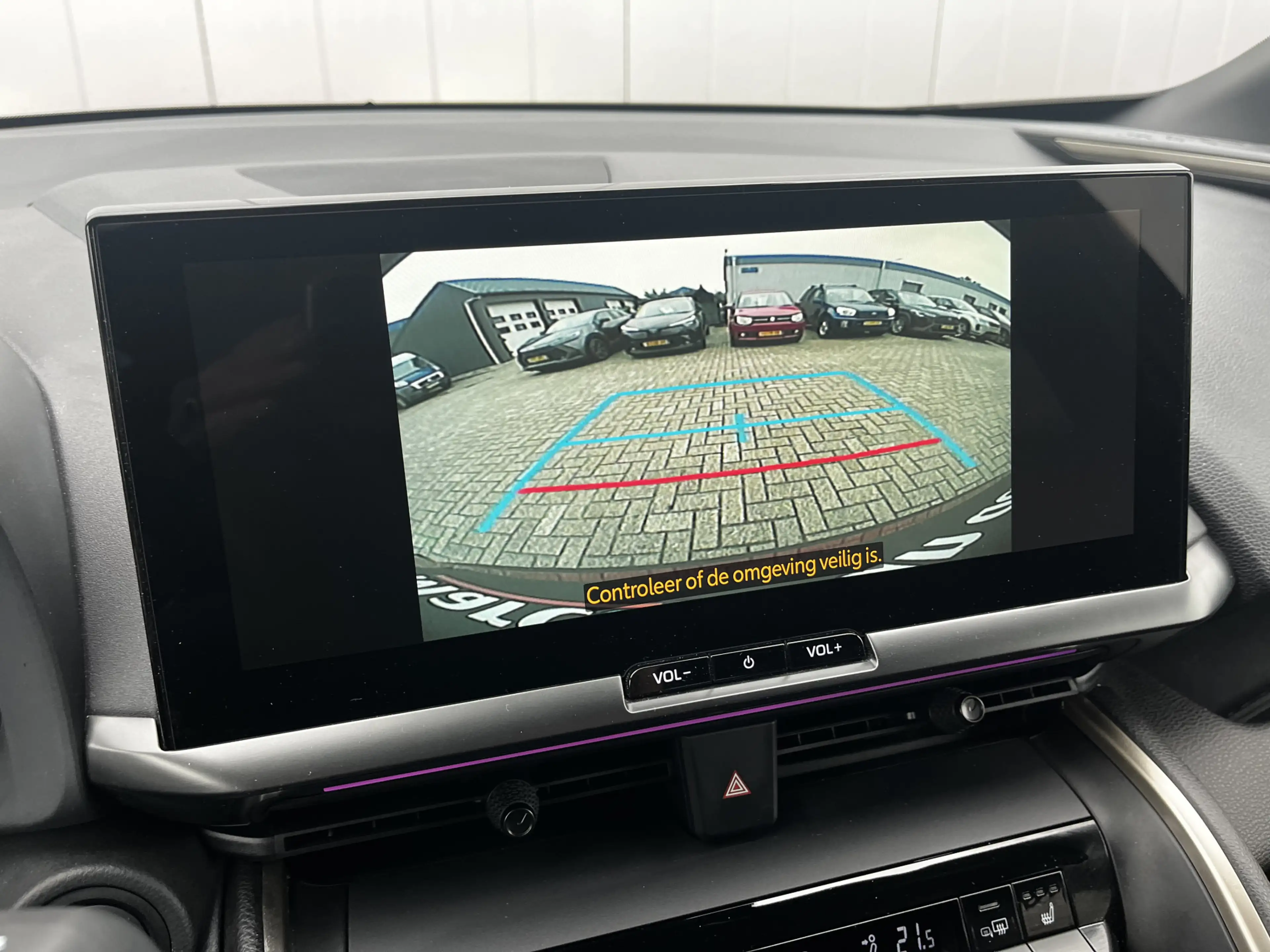 Toyota C-HR 2.0 Plug-in Hybrid 220 Executive Limited Bi-Tone — photo 15