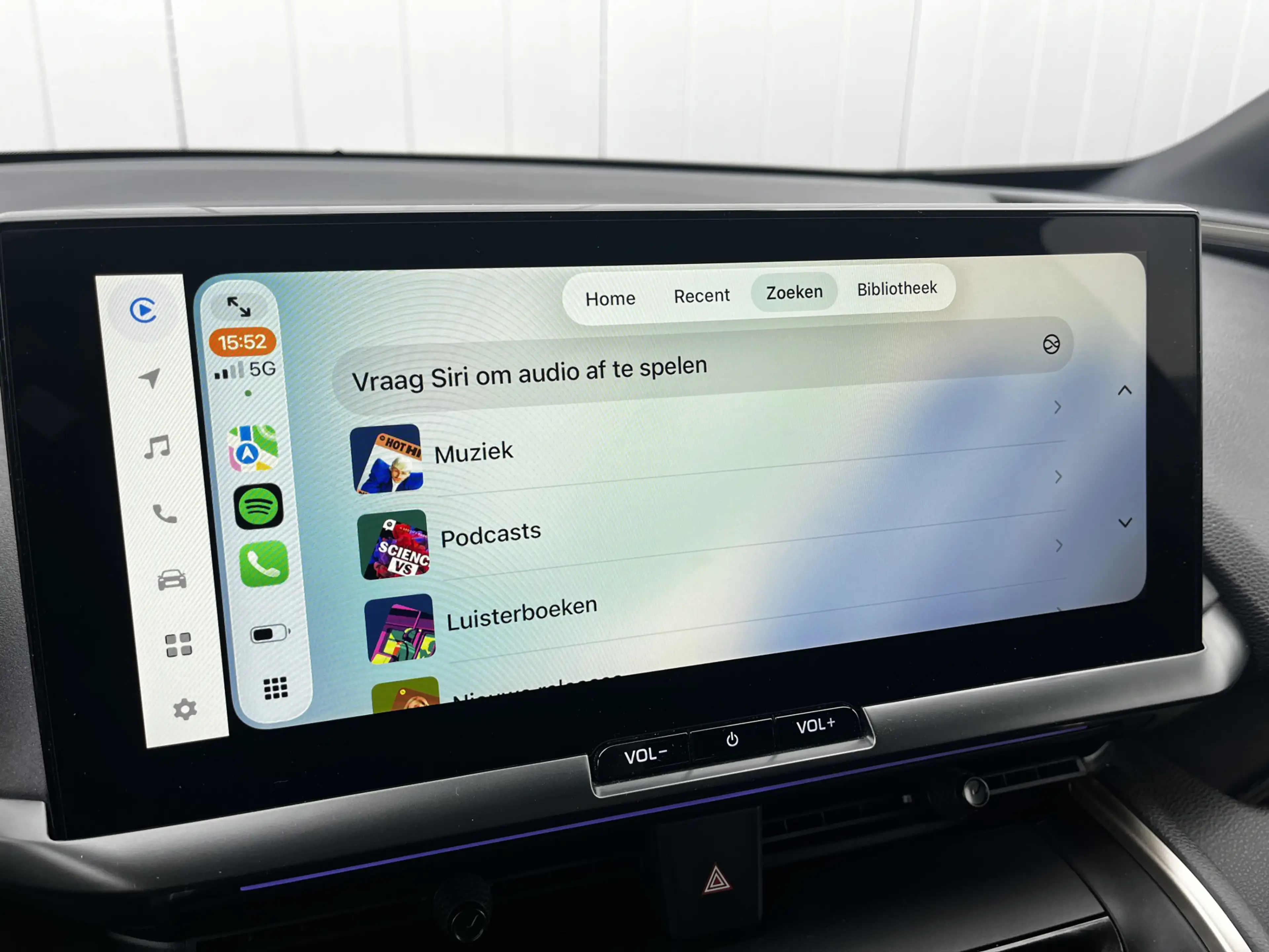 Toyota C-HR 2.0 Plug-in Hybrid 220 Executive Limited Bi-Tone — photo 22