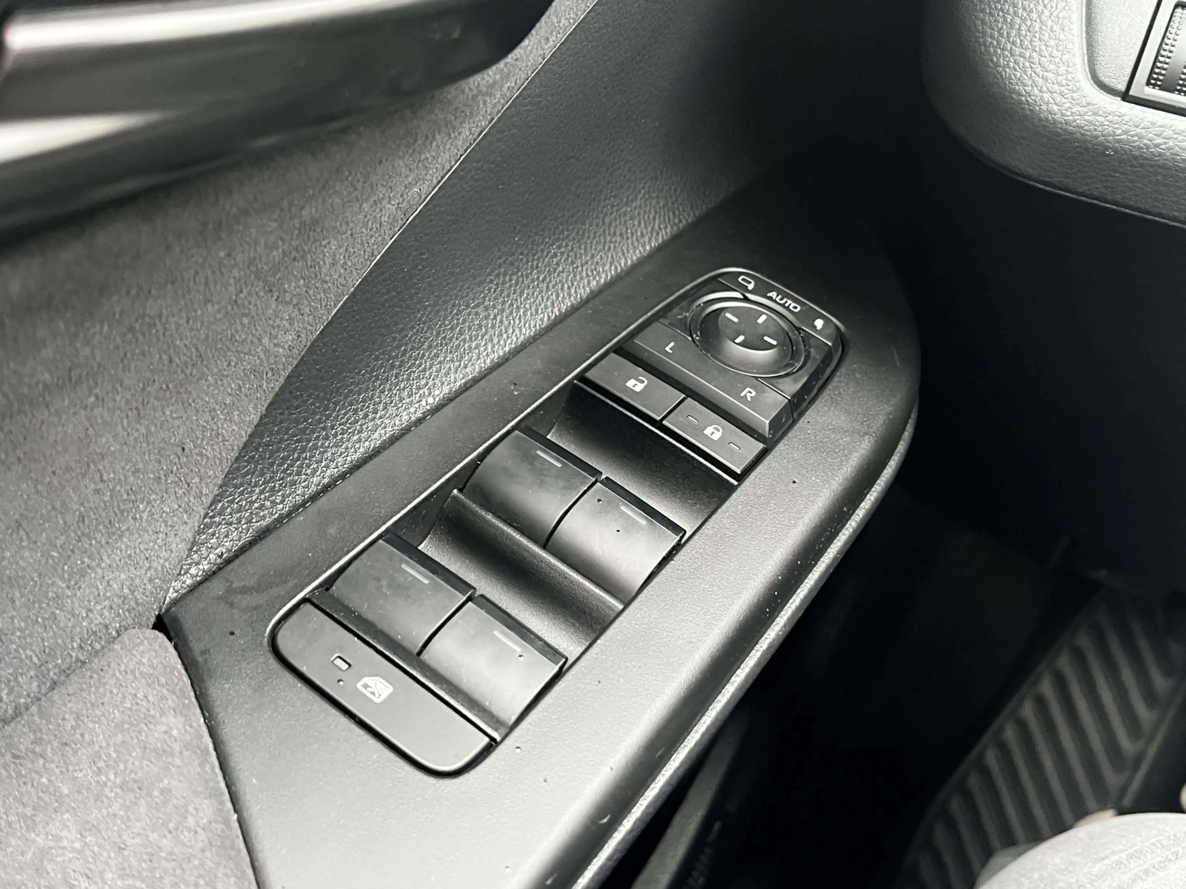 Toyota C-HR 2.0 Plug-in Hybrid 220 Executive Limited Bi-Tone — photo 27
