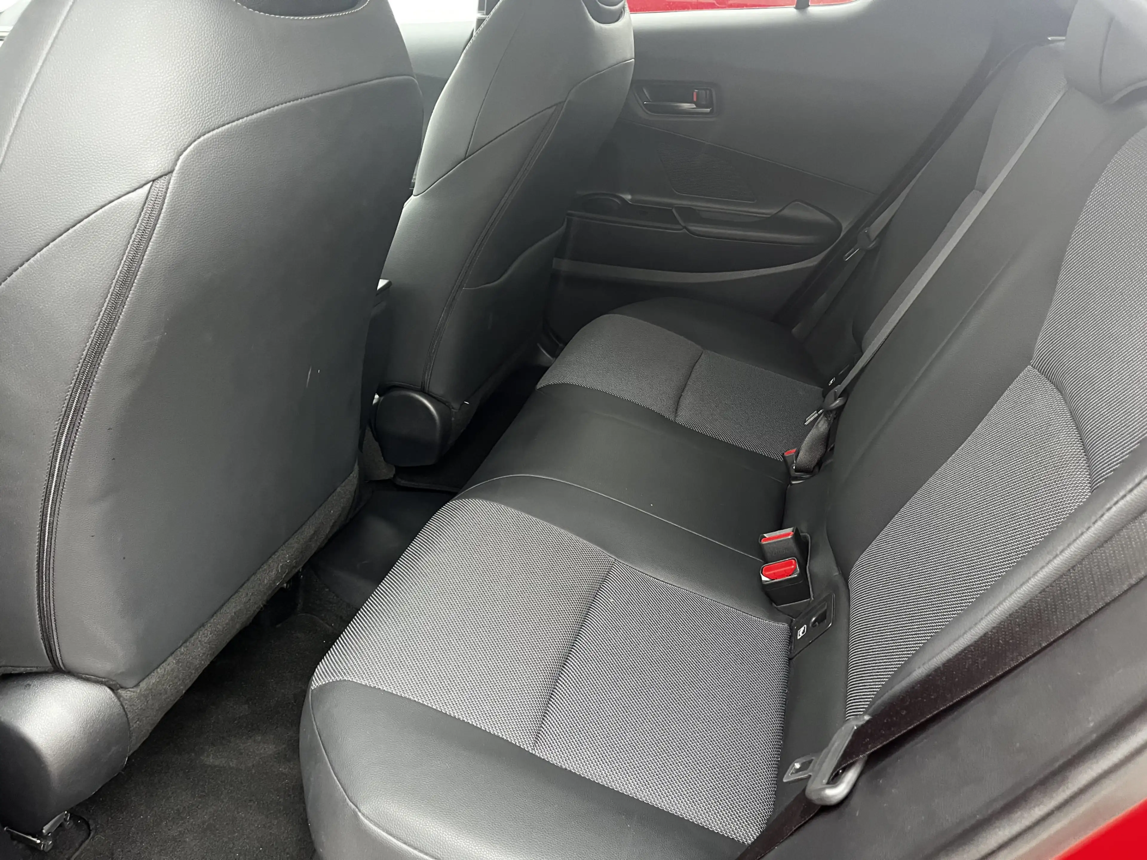 Toyota C-HR 2.0 Plug-in Hybrid 220 Executive Limited Bi-Tone — photo 9