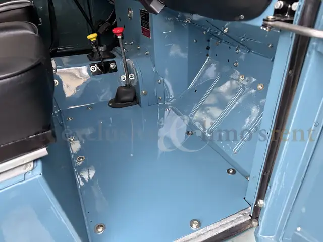 Land Rover Defender view 6