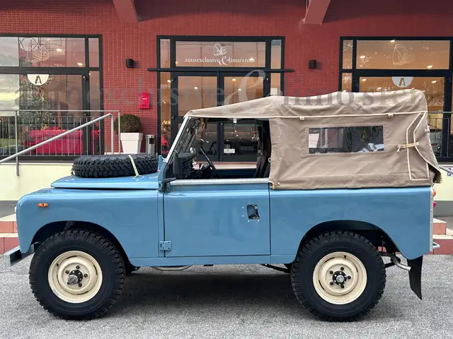 Land Rover Defender view 5