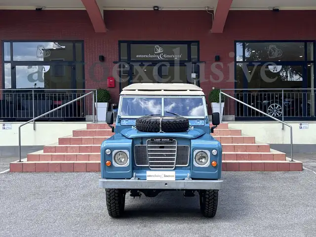 Land Rover Defender view 3